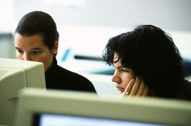 Zwei Personen sitzen am Computer